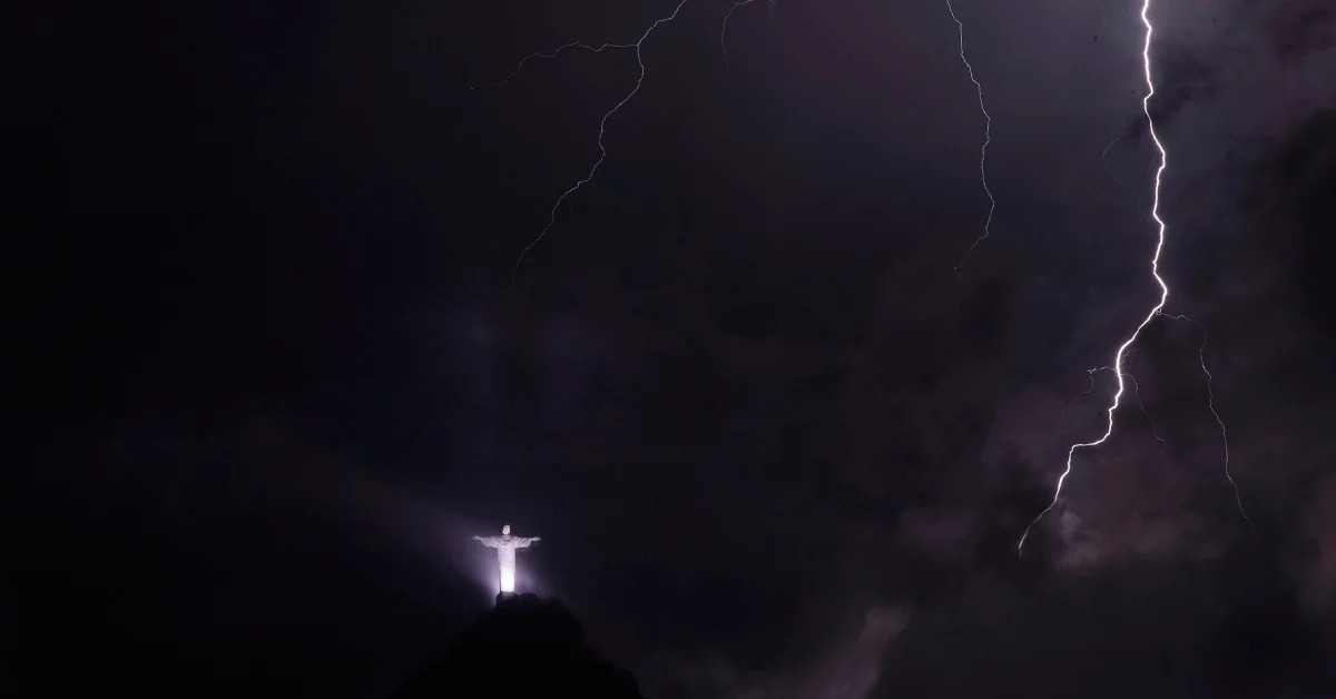 Cristo Photos The Statue Of Christ The Redeemer In Rio De Janeiro Was Struck By Lightning 