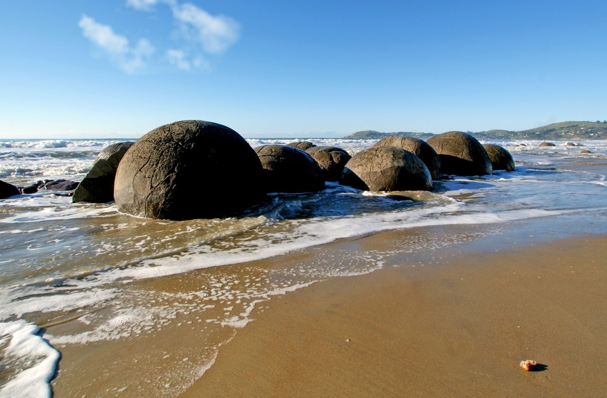 New Zealand’s Amazing Moeraki Boulders Have Grown for 60 Million Years ...